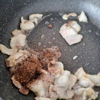 回锅肉炒紫芸豆步骤6