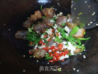 酱汁五花肉炒青椒步骤7