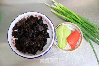 葱烧木耳佛手瓜步骤1