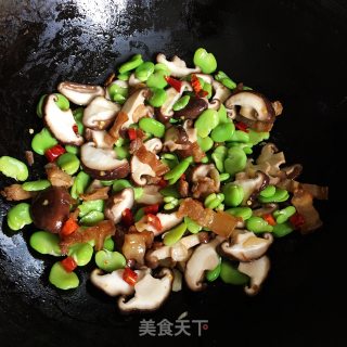 香菇炒蚕豆步骤3