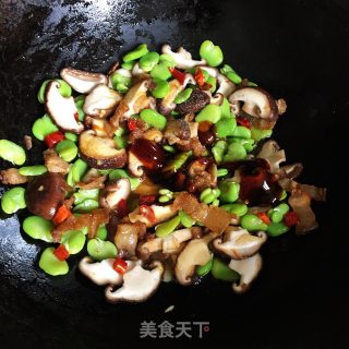 香菇炒蚕豆步骤4