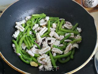 豇豆炒鱿鱼步骤7