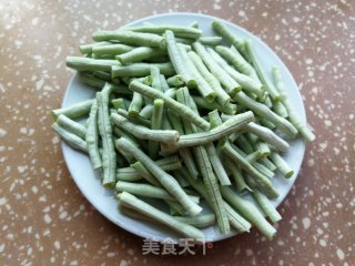 洋葱豇豆炒肉丝步骤2