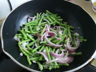 洋葱豇豆炒肉丝步骤7