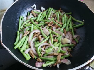 洋葱豇豆炒肉丝步骤8