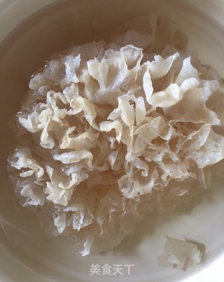 雪耳炒红肠步骤2