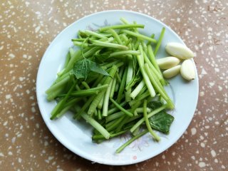 蒜香番薯叶梗步骤1