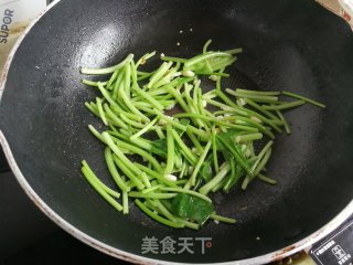 蒜香番薯叶梗步骤3