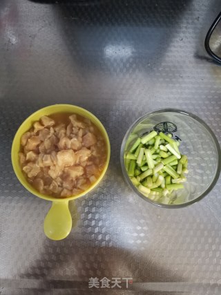 蒜苔炒鸡丁步骤1