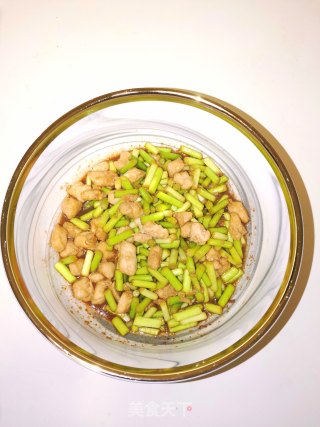 蒜苔炒鸡丁步骤5