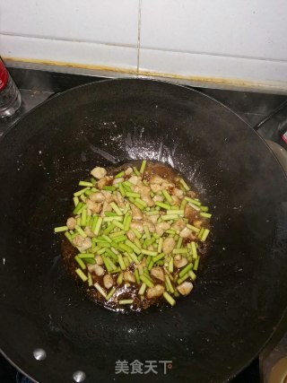 蒜苔炒鸡丁步骤4
