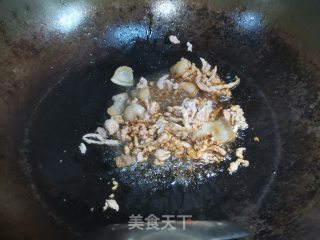原味香干炒肉丝韭菜花步骤3
