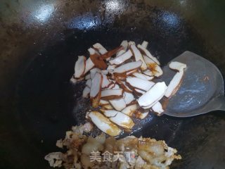 原味香干炒肉丝韭菜花步骤4