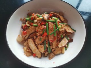 原味香干炒肉丝韭菜花步骤7