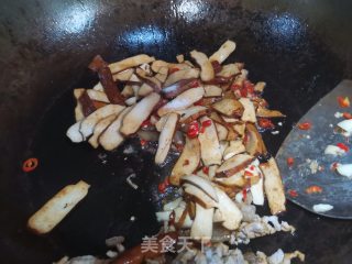 原味香干炒肉丝韭菜花步骤5