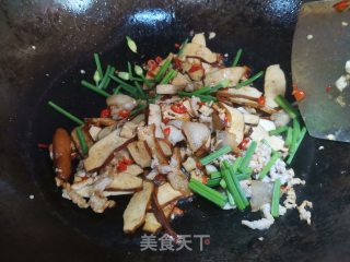 原味香干炒肉丝韭菜花步骤6