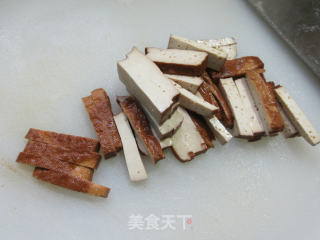 五花肉香干炒毛豆步骤3