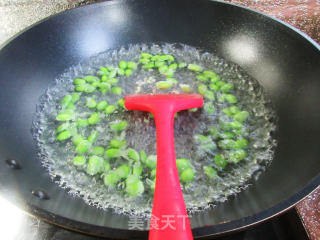 五花肉香干炒毛豆步骤4