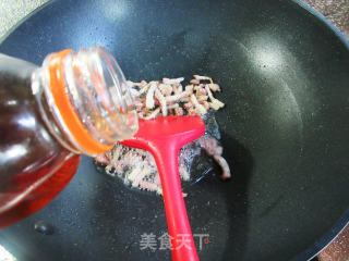 五花肉香干炒毛豆步骤6