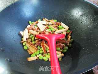 五花肉香干炒毛豆步骤9