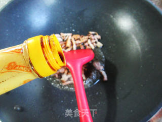 五花肉香干炒毛豆步骤7
