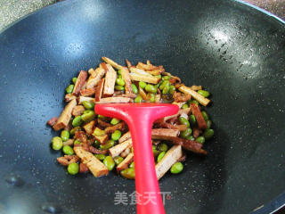 五花肉香干炒毛豆步骤12