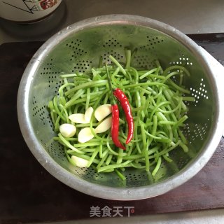 蒜炒红薯梗步骤1