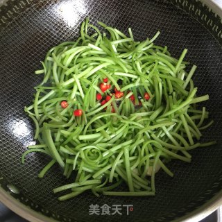 蒜炒红薯梗步骤3