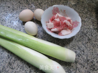 五花肉煎鸡蛋炒茭白步骤1