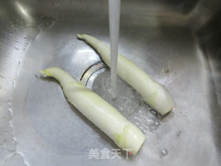 五花肉煎鸡蛋炒茭白步骤2
