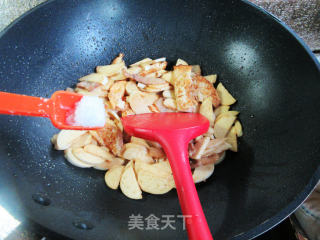 五花肉煎鸡蛋炒茭白步骤11