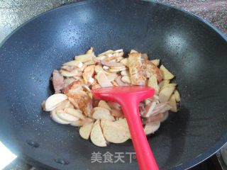五花肉煎鸡蛋炒茭白步骤10