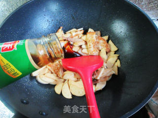 五花肉煎鸡蛋炒茭白步骤12