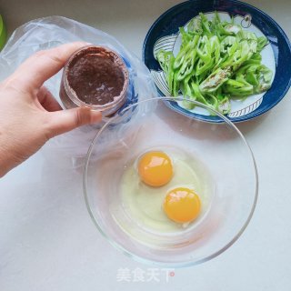 虾酱辣椒炒鸡蛋步骤1