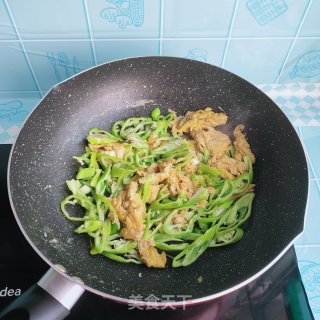 虾酱辣椒炒鸡蛋步骤6