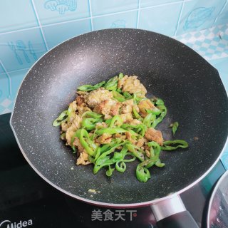 虾酱辣椒炒鸡蛋步骤7