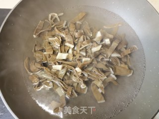 青花椒子姜炒毛肚步骤5