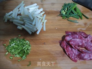 香肠炒花生苗步骤1