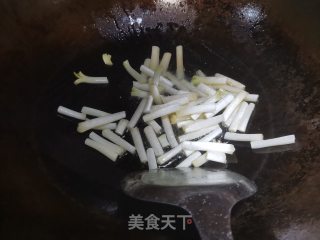 香肠炒花生苗步骤3