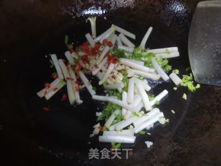 香肠炒花生苗步骤4