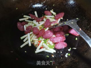 香肠炒花生苗步骤6