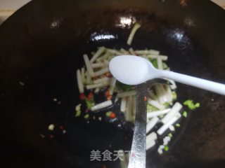 香肠炒花生苗步骤5