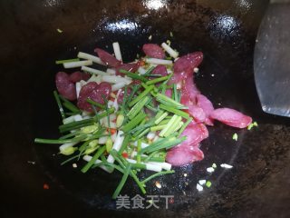 香肠炒花生苗步骤7