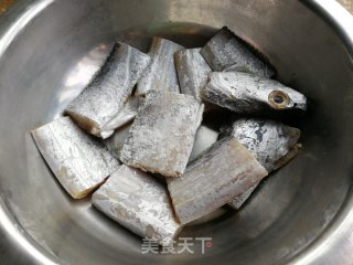 番茄烧带鱼步骤1