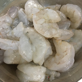 鸡蛋香煎虾仁步骤1