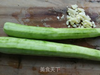 蒜茸鳞虾蒸丝瓜步骤1
