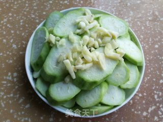 蒜茸鳞虾蒸丝瓜步骤3
