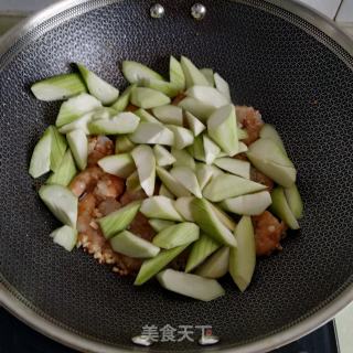 虾仁炒丝瓜步骤6