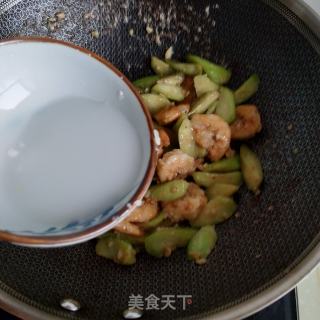 虾仁炒丝瓜步骤7
