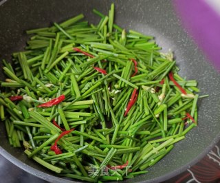 鸽胸肉炒韭苔步骤8